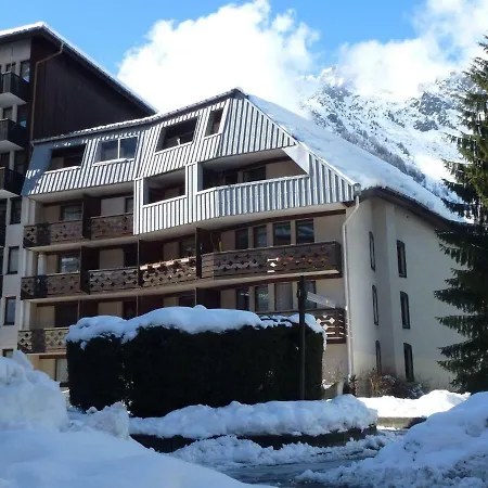 Only 200 Metres To The Free Ski Bus Stop * Chamonix